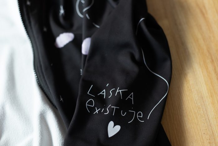 Detail pura vida oblečení