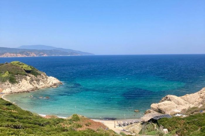 La meravigliosa spiaggia di Agia Eleni era quasi deserta.