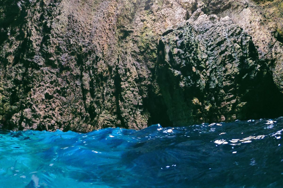 La grotta di Kolumbarica può essere attraversata a nuoto ed è un'esperienza unica.