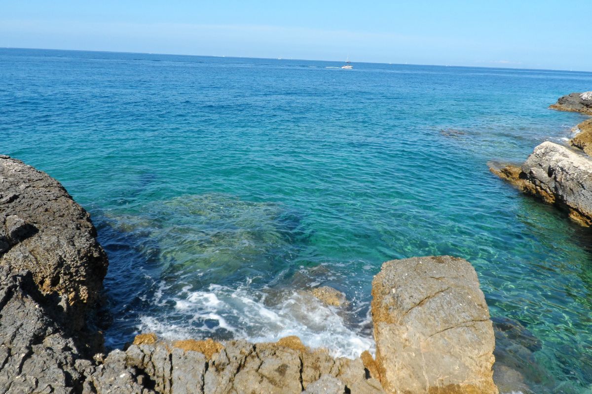 Il mare a Kamenjak invita a fare il bagno.