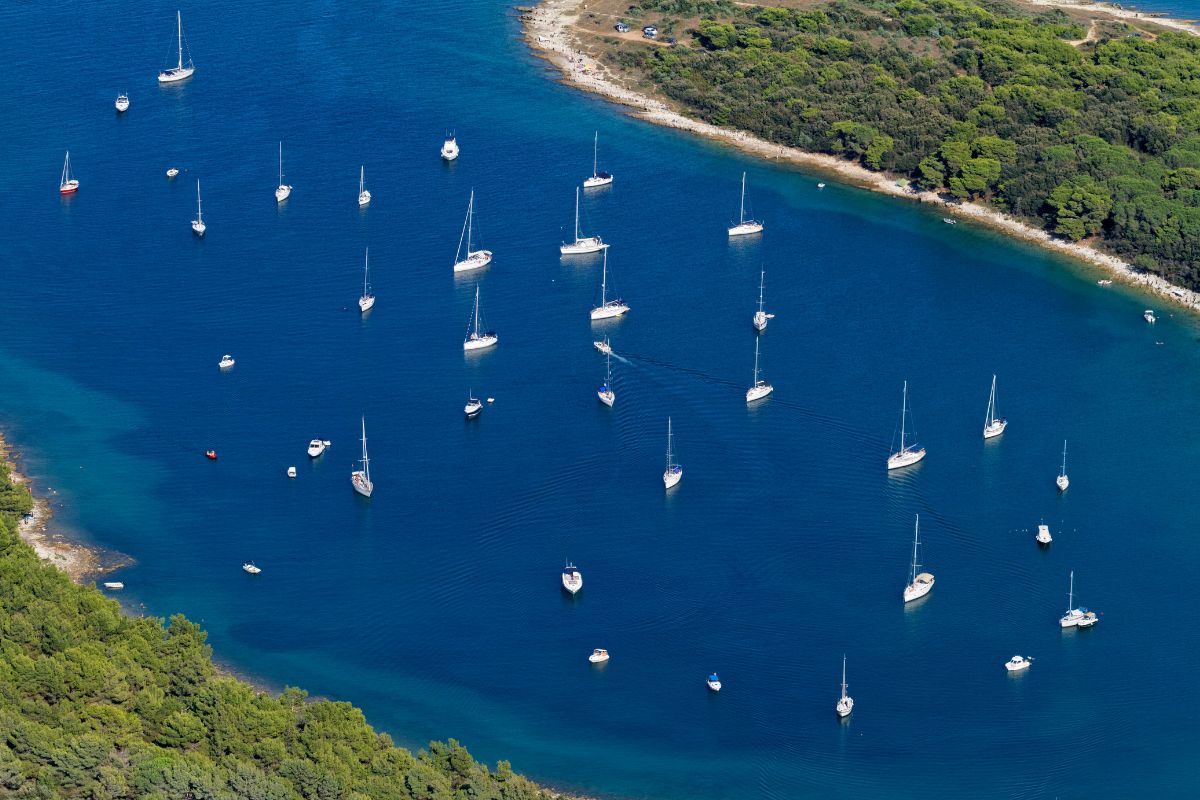 Barche ancorate a Kamenjak.