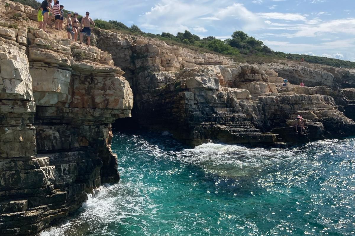 La scogliera di Kolumbarica da cui si salta.
