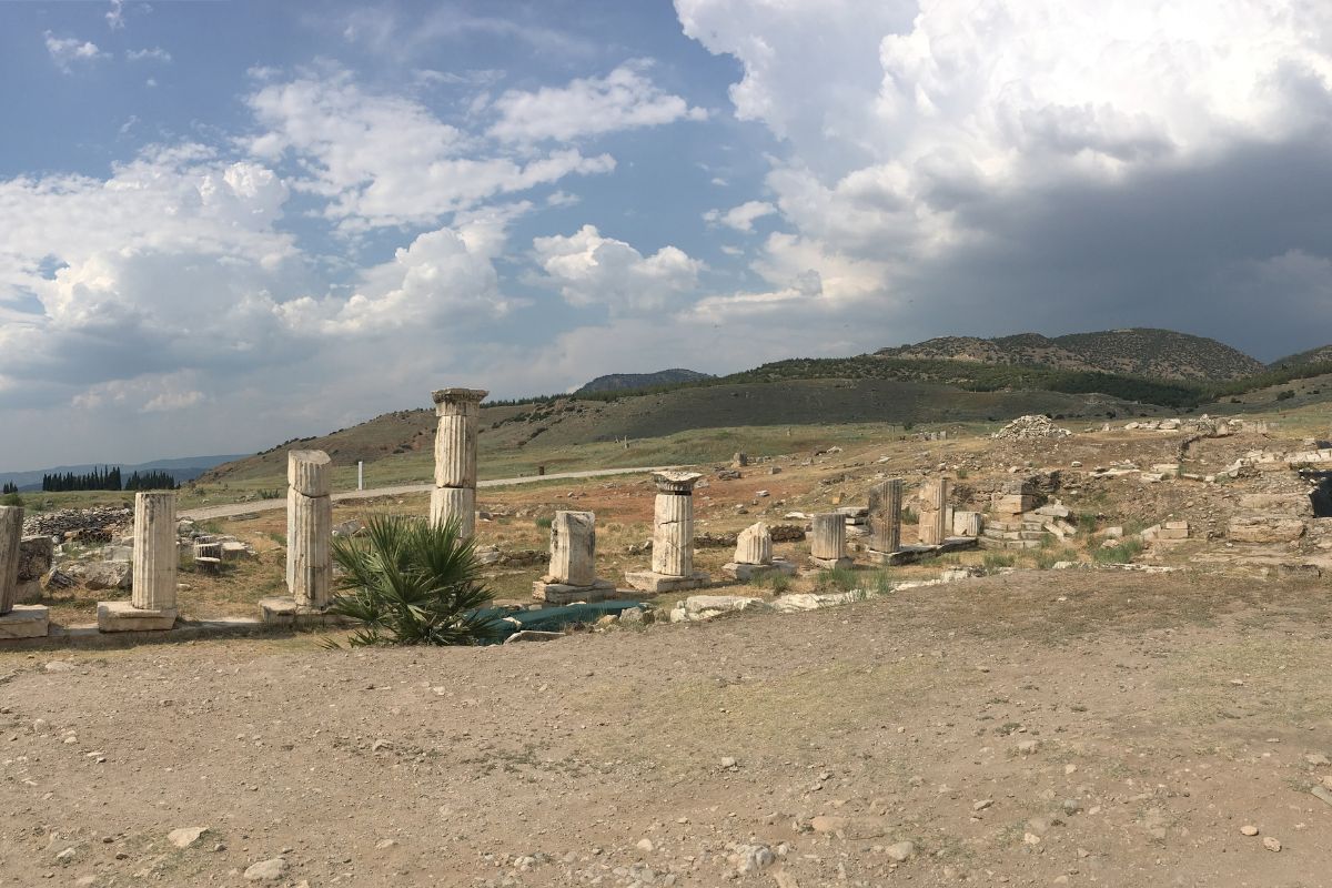 Überreste der Hauptstraße der Stadt