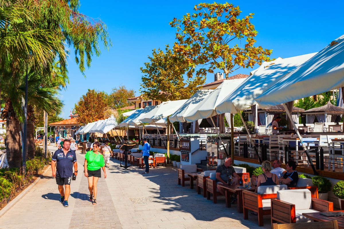 La città nuova è piena di locali.