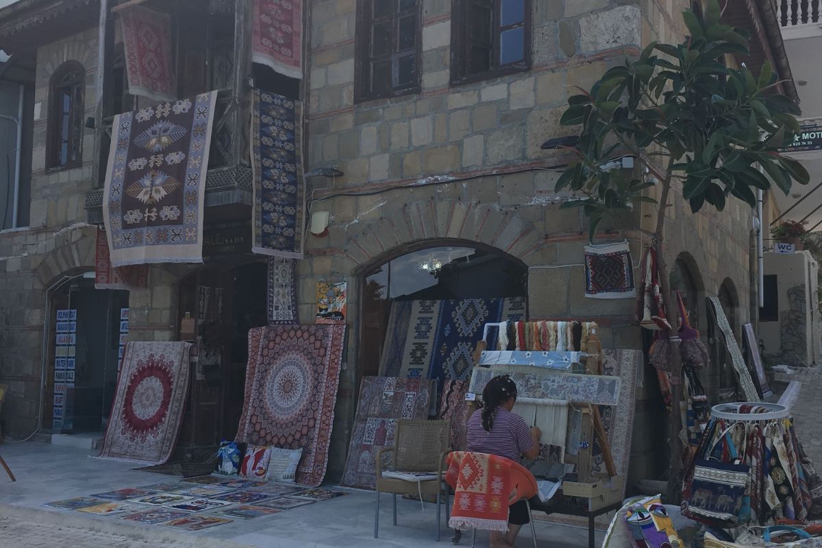 I vicoli della città vecchia sono incantevoli.