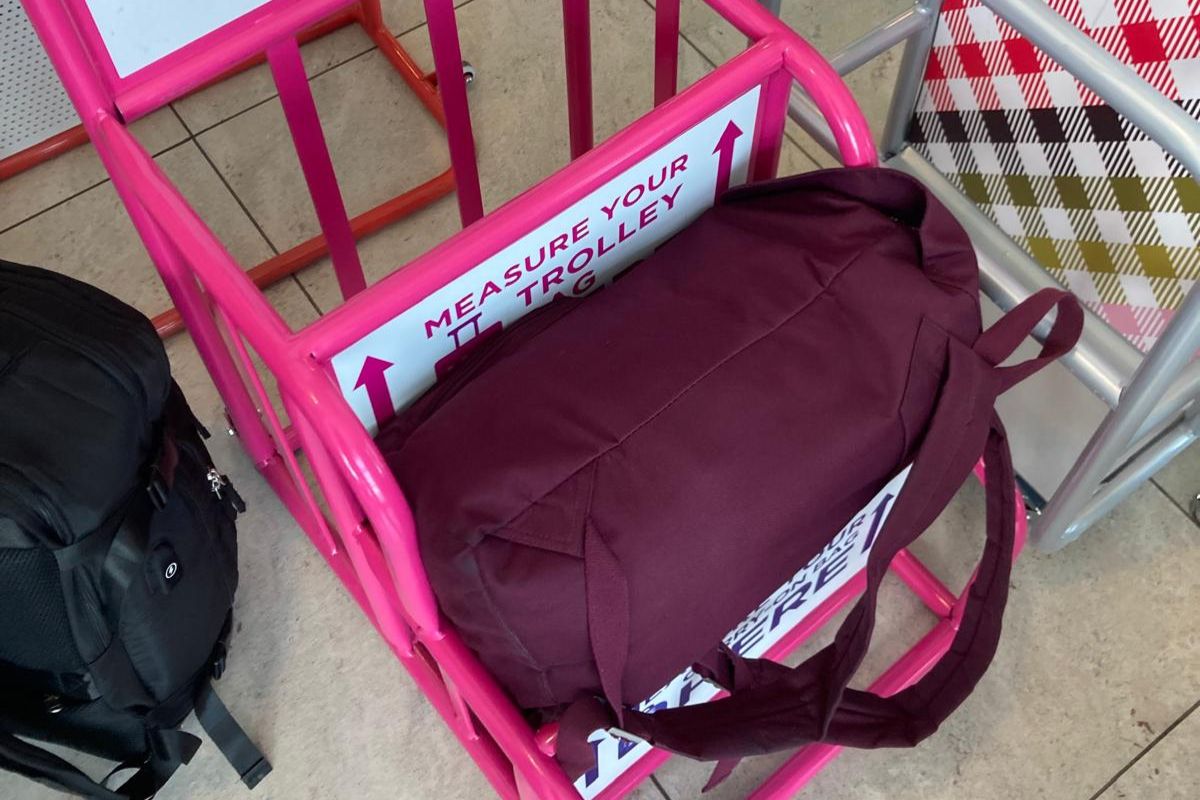 Messrahmen für Handgepäck am Flughafen