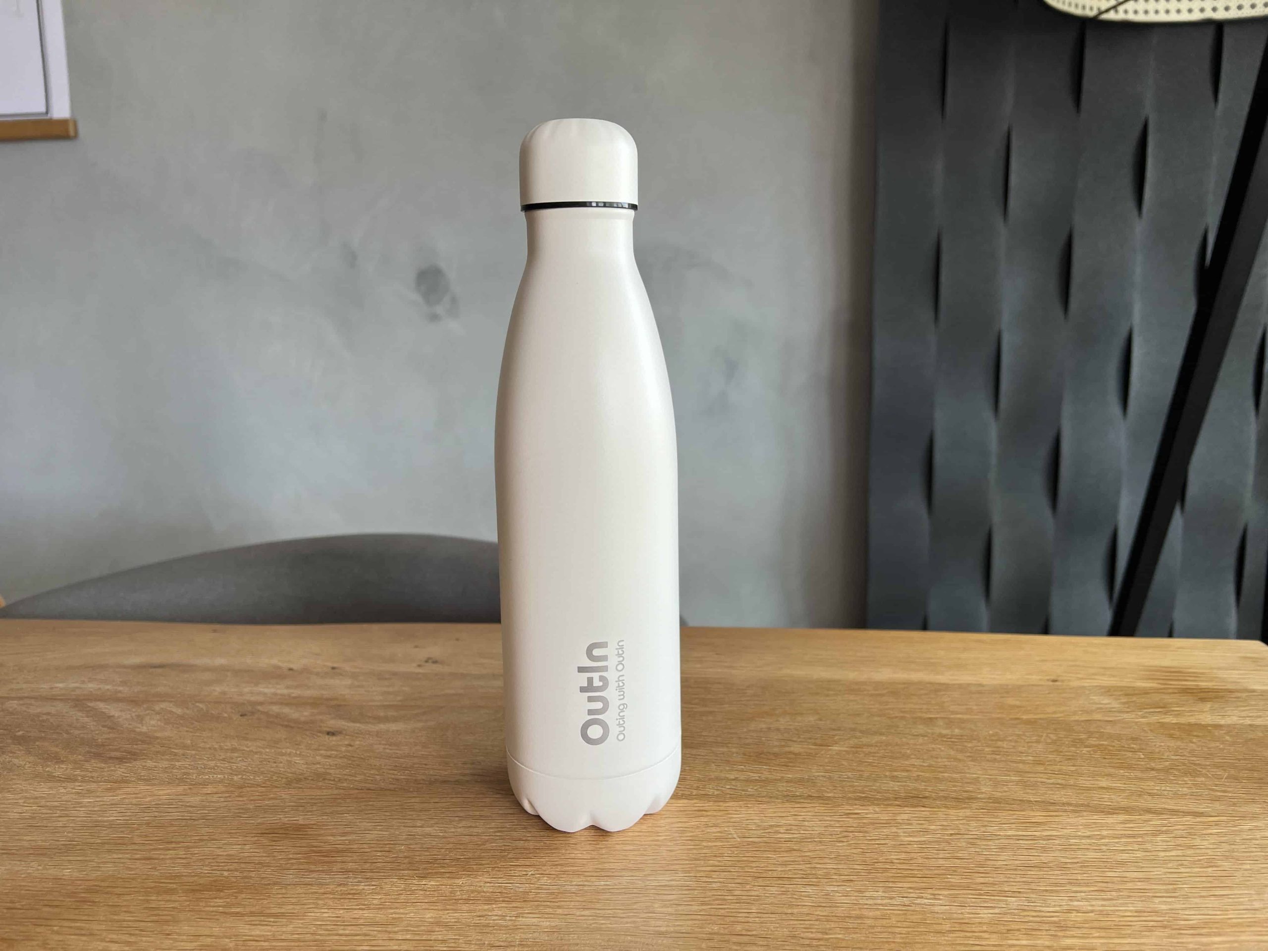 Borraccia termica Outin Nano sul tavolo
