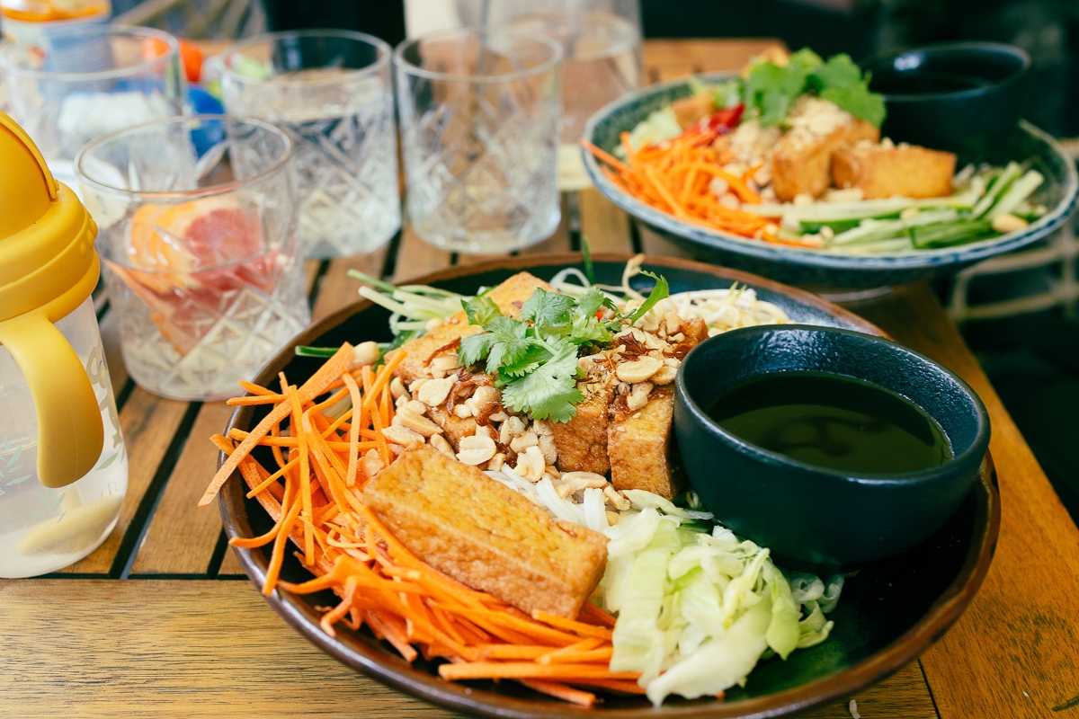 Il cibo era buono, ma si sono dimenticati di noi, quindi ci è voluto un secolo