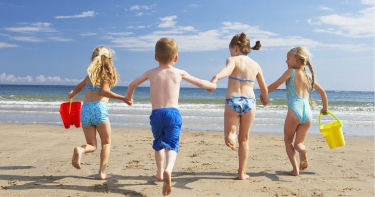 Co si vzít na dovolenou k moři s dětmi