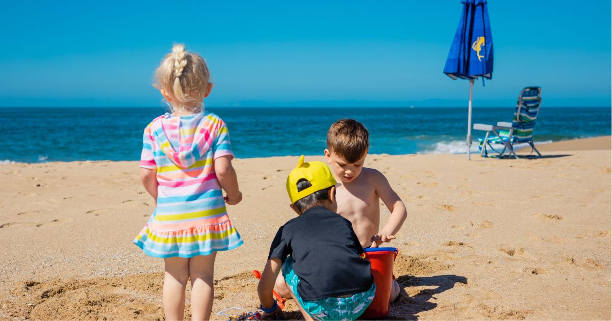 Vacances à la mer avec des enfants : que prendre avec soi