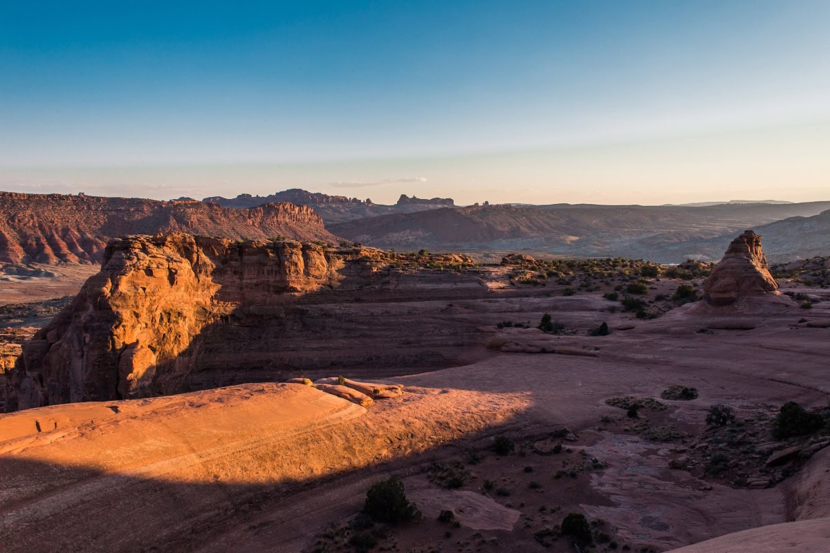 Krajobraz z czerwonymi skałami i górami